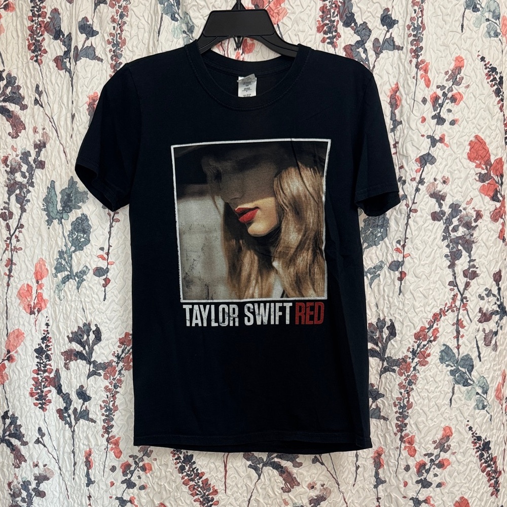 Taylor Swift Red Tour 2013 Graphic T-Shirt